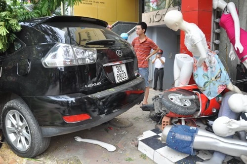 Xế hộp mất lái, gây tai nạn liên hoàn 